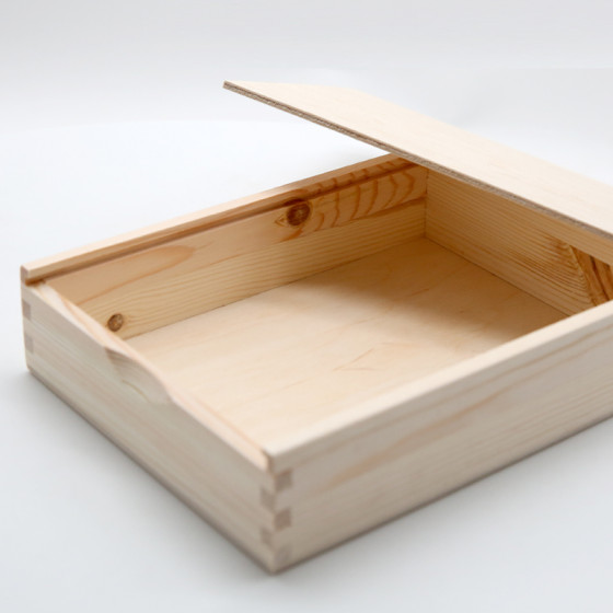 Wooden box 22.5x17.5 h.5 cm.
